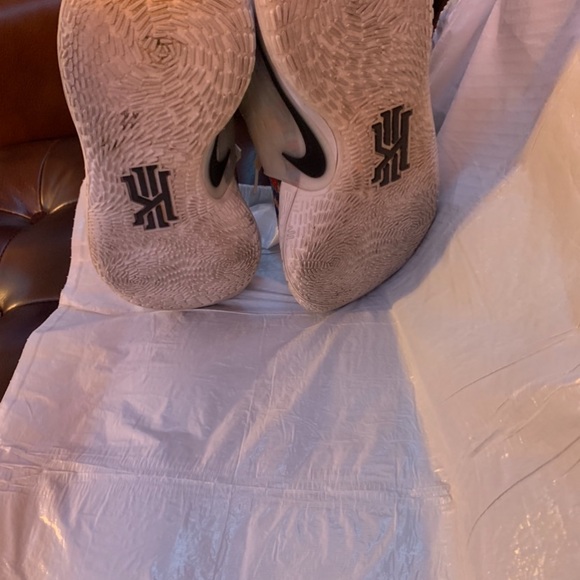 Kyrie 2 lows, size 11.5 Men - Picture 3 of 8